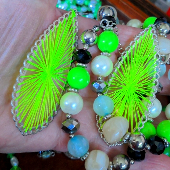 Shades of Green: Four Necklace and Pierced Earring Sets A266 - Picture 7 of 8
